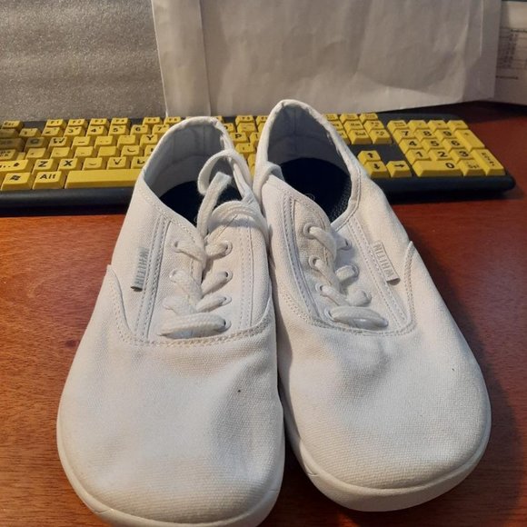 NEW ! Whitin Women Wide Toe White Canvas Sneaker Size US 9/EU40 - Picture 3 of 6